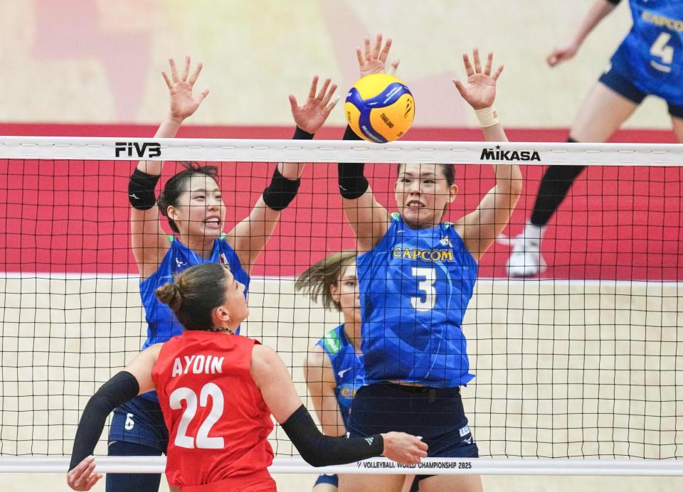 　トルコとの準決勝でブロックする島村（３）ら（ＡＰ＝共同）