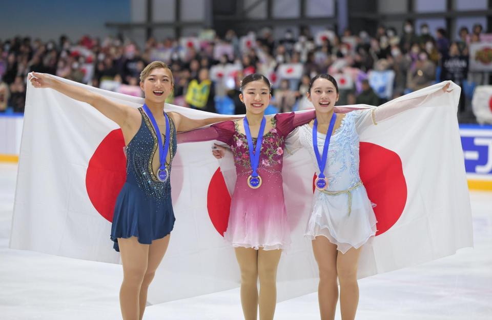 　表彰式で笑顔の優勝した千葉百音（中央）、２位の坂本花織（左）、３位の三宅咲綺