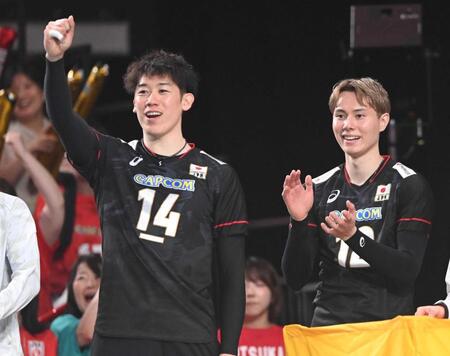 　日本の得点にガッツポーズの石川（左）と拍手をする高橋藍（撮影・開出牧）