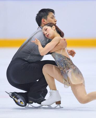 　ペアフリーで演技する三浦璃来（右）と木原龍一