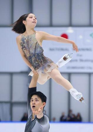 　ペアフリーで演技する三浦璃来（上）と木原龍一