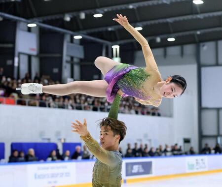 　ペアフリーで演技する長岡柚奈（上）と森口澄士