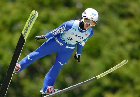 　女子で優勝した佐藤柚月の１回目＝妙高高原赤倉シャンツェ