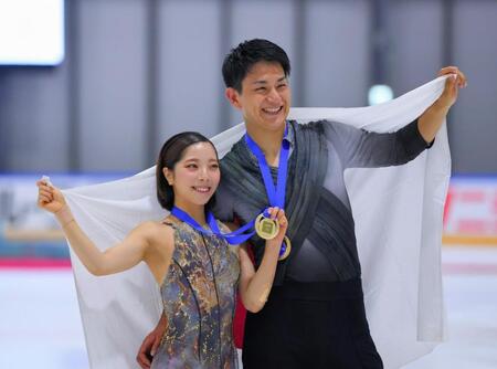　ペアで優勝しメダルを手に笑顔の三浦璃来（左）と木原龍一