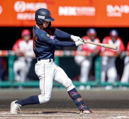 　キューバ戦の５回、横山が適時打を放つ＝沖縄セルラー