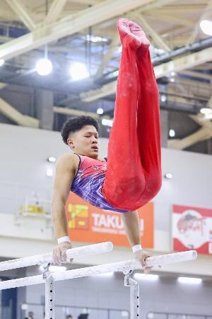 　平行棒で優勝した角皆友晴＝エスフォルタアリーナ八王子