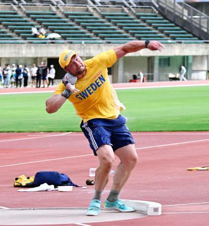 　練習する砲丸投げのスウェーデン代表選手＝福岡市
