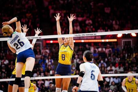 　スパイクを放つ佐藤淑乃　©Ｖｏｌｌｅｙｂａｌｌ　Ｗｏｒｌｄ