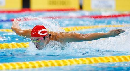 　男子１００メートルバタフライで力泳する光永翔音。５１秒７１で初優勝した＝東京アクアティクスセンター