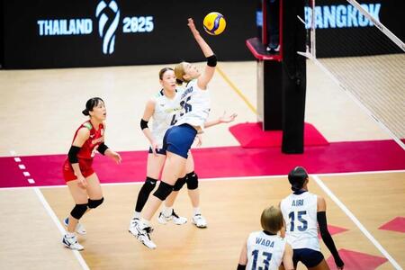 　バックアタックを放つ佐藤淑乃　©Ｖｏｌｌｅｙｂａｌｌ　Ｗｏｒｌｄ
