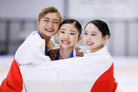 　女子で優勝した千葉百音（中央）。左は２位の坂本花織、右は３位の三宅咲綺