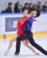 　アイスダンスフリーで演技する吉田唄菜（左）と森田真沙也