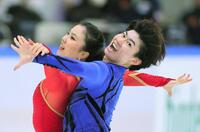 　アイスダンスフリーで演技する吉田唄菜（左）と森田真沙也