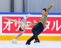 　ペアフリーで演技する長岡柚奈（左）と森口澄士