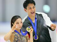 　メダルを手に笑顔の三浦璃来（左）と木原龍一