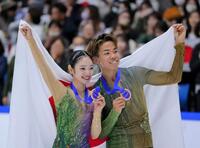 　ペアフリーで３位となりメダルを手に笑顔の長岡柚奈（左）と森口澄士