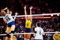 　スパイクを放つ佐藤淑乃　©Ｖｏｌｌｅｙｂａｌｌ　Ｗｏｒｌｄ