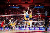 　スパイクを放つ和田由紀子　©Ｖｏｌｌｅｙｂａｌｌ　Ｗｏｒｌｄ