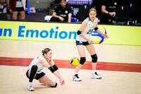 　レシーブする石川真佑（左）と佐藤淑乃　©Ｖｏｌｌｅｙｂａｌｌ　Ｗｏｒｌｄ