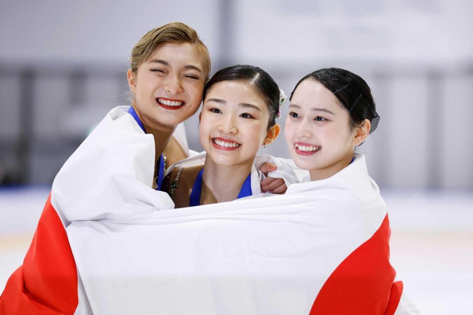 　女子で優勝した千葉百音（中央）。左は２位の坂本花織、右は３位の三宅咲綺