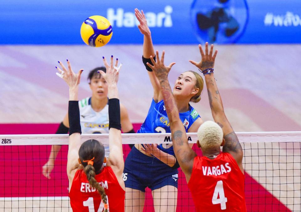 　トルコとの準決勝でスパイクを打つ佐藤（ロイター＝共同）