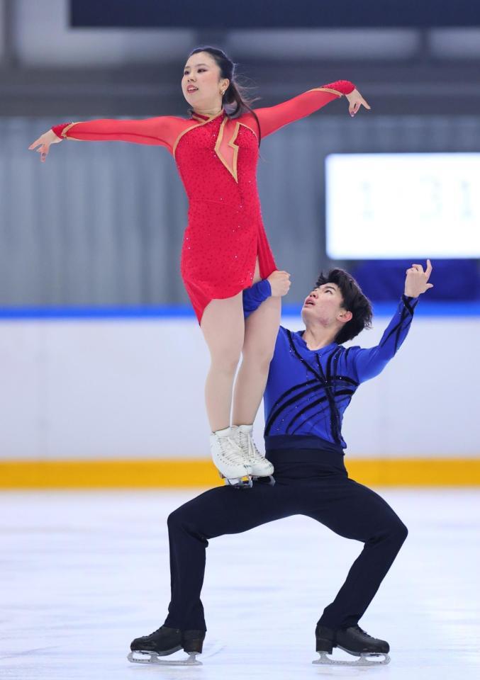 　アイスダンスフリーで演技する吉田唄菜（上）と森田真沙也