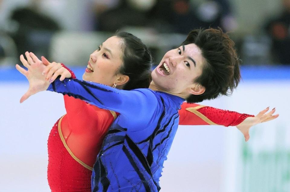 　アイスダンスフリーで演技する吉田唄菜（左）と森田真沙也