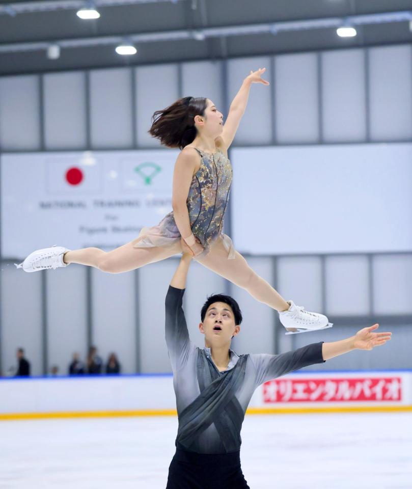 　ペアフリーで演技する三浦璃来（上）と木原龍一