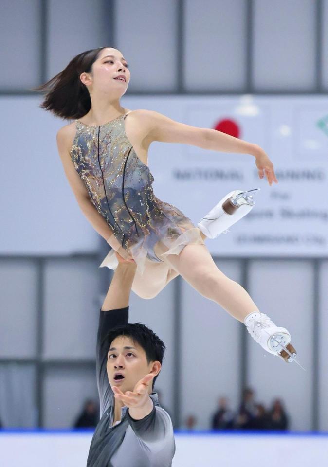 　ペアフリーで演技する三浦璃来（上）と木原龍一