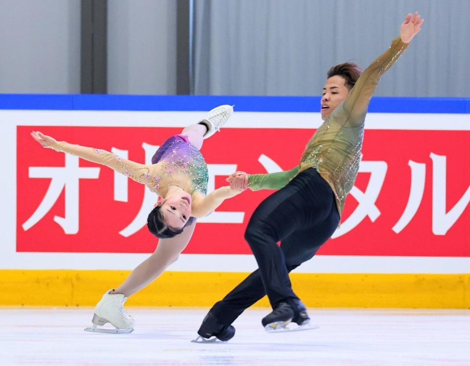 　ペアフリーで演技する長岡柚奈（左）と森口澄士