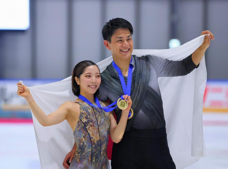 　ペアで優勝しメダルを手に笑顔の三浦璃来（左）と木原龍一