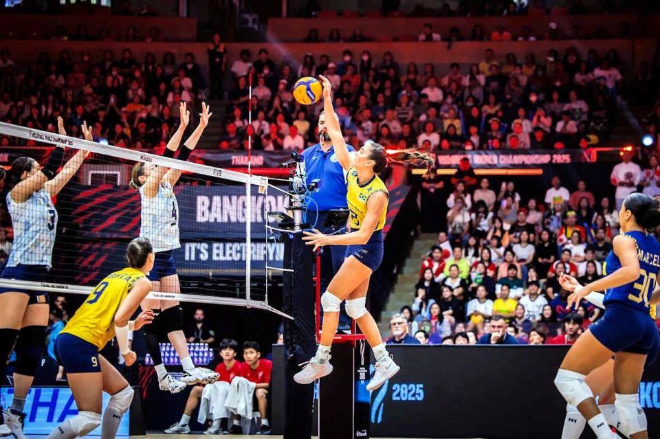 　ブラジルの高さのあるスパイク　©Ｖｏｌｌｅｙｂａｌｌ　Ｗｏｒｌｄ