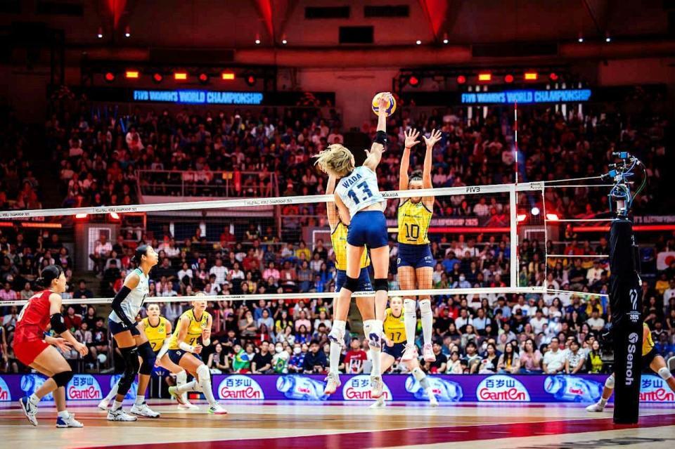 　スパイクを放つ和田由紀子　©Ｖｏｌｌｅｙｂａｌｌ　Ｗｏｒｌｄ