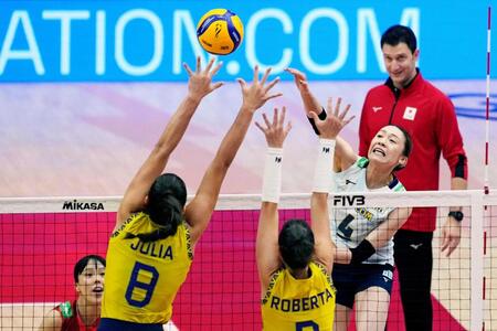 　ブラジルとの３位決定戦でスパイクを放つ石川（４）（ＡＰ＝共同）