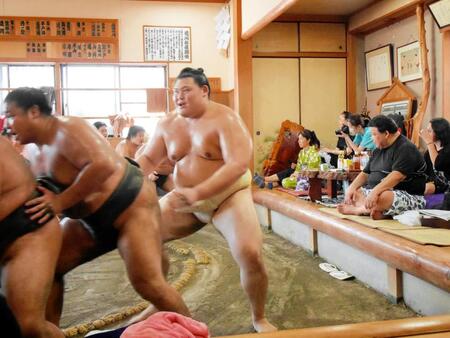 　稽古の締めにすり足を行う大の里