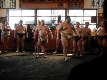 　三番稽古を行う平戸海（左）と大の里