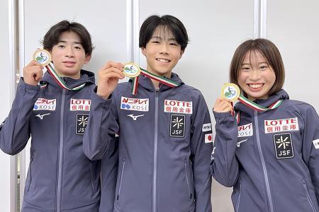 　ジュニアＧＰシリーズ第３戦イタリア大会で獲得したメダルを掲げる（左から）植村駿、西野太翔、金沢純禾＝８日、羽田空港