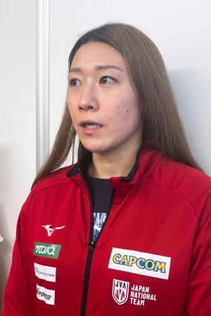 　羽田空港で取材に応じる石川＝８日