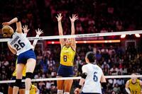 　スパイクを放つ佐藤淑乃　©Ｖｏｌｌｅｙｂａｌｌ　Ｗｏｒｌｄ