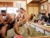 　稽古の締めにすり足を行う大の里