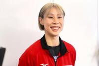 　羽田空港で取材に応じる和田由紀子