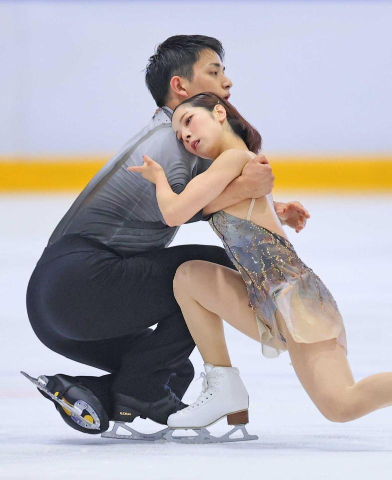　ペアフリーで演技する三浦璃来（右）、木原龍一組