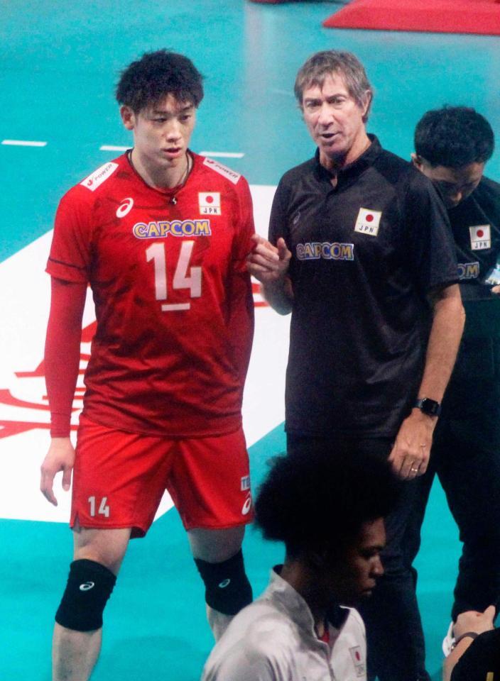 　バレーボール男子の世界選手権に向けた壮行試合最終戦のイタリア戦でティリ監督（手前右）と話す石川