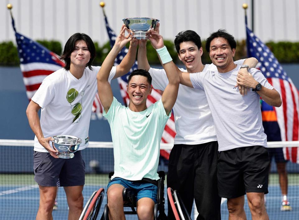 　車いすの部男子シングルスで優勝し、コーチらと写真に納まる小田凱人（左から２人目）＝共同
