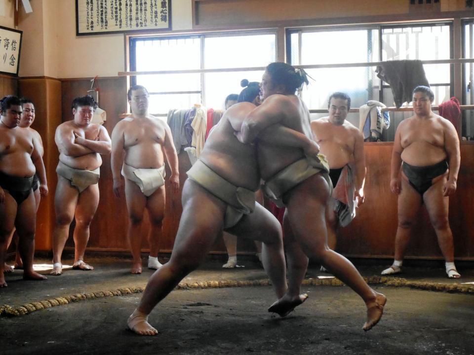 　平戸海（右）を相手に寄り進む大の里