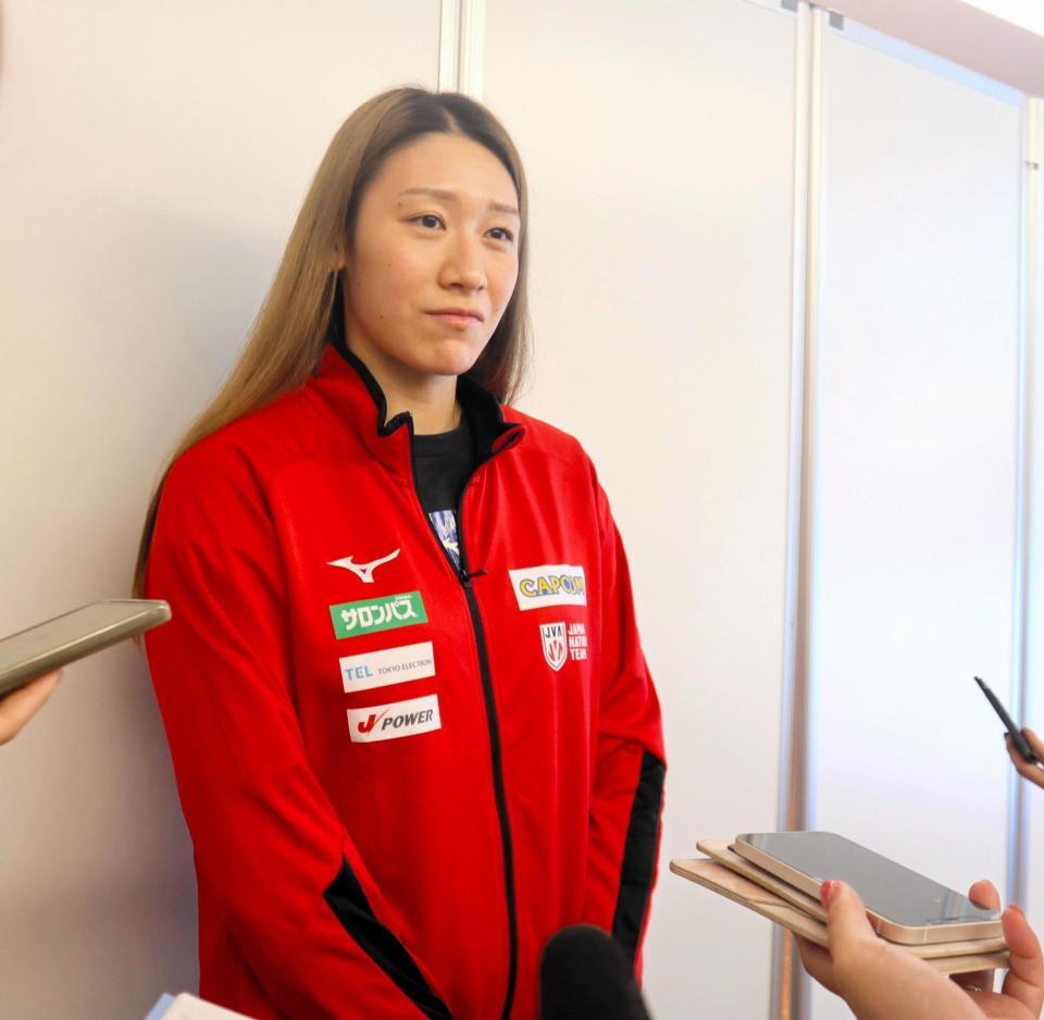 　羽田空港で取材に応じる石川真佑