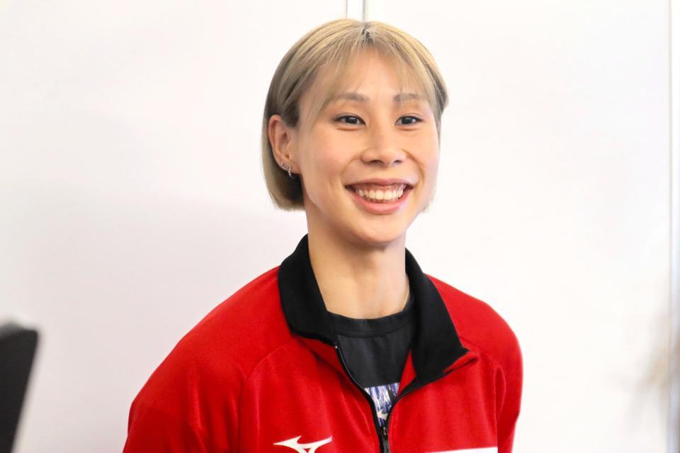 　羽田空港で取材に応じる和田由紀子