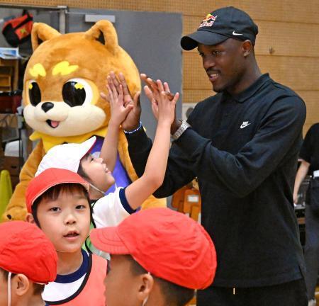 パリ五輪王者テボゴが児童と交流　都内の小学校、「立派な選手に」