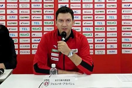 　オンラインで記者会見し今季の手応えについて語る、バレーボール女子日本代表のフェルハト・アクバシュ監督＝１０日