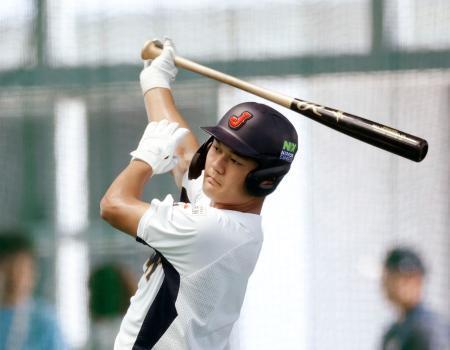 　調整する野球Ｕ-１８Ｗ杯日本代表の阿部＝那覇市